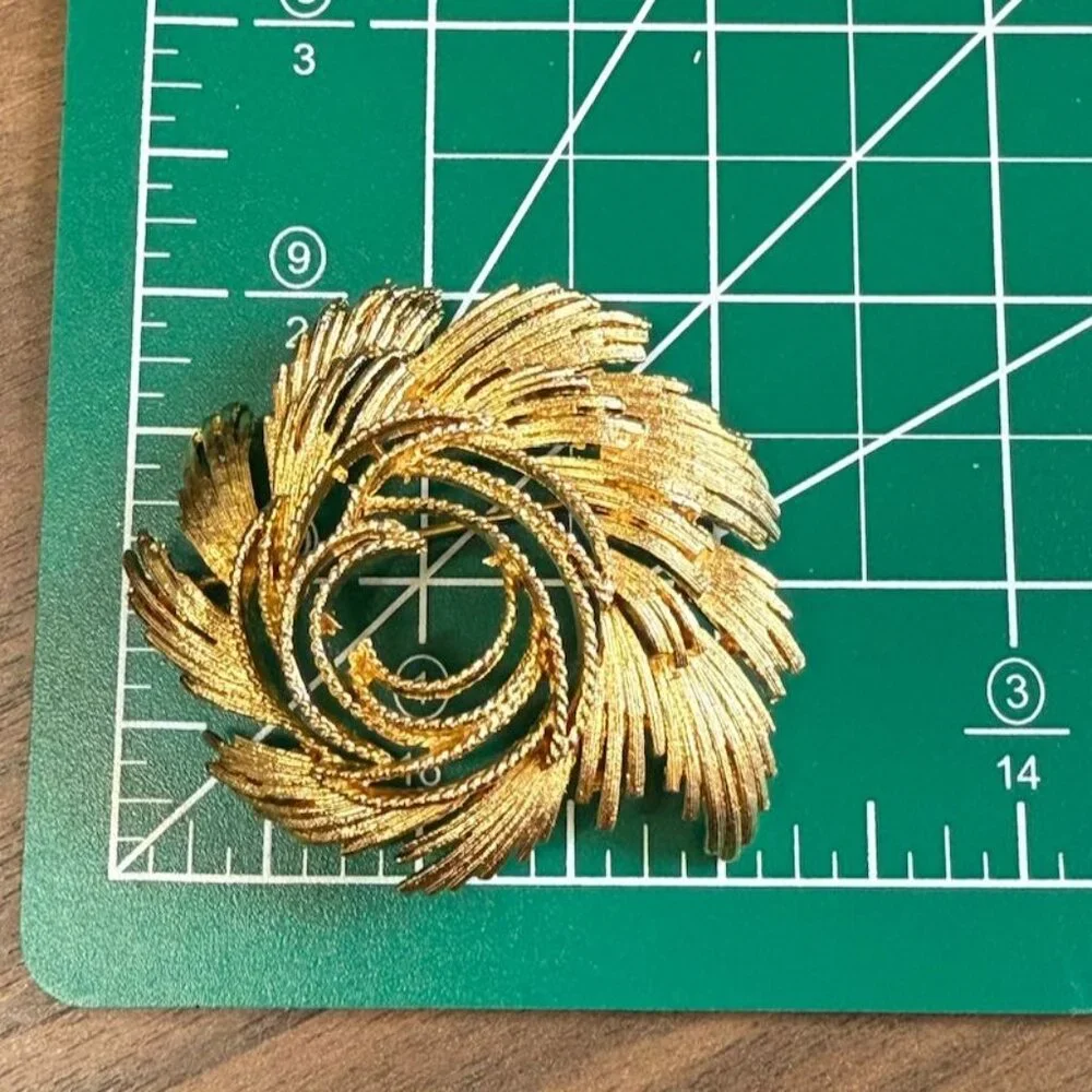 Vintage Lisner Swirl Brooch Gold Tone Textured & Brushed - Picture 7 of 8